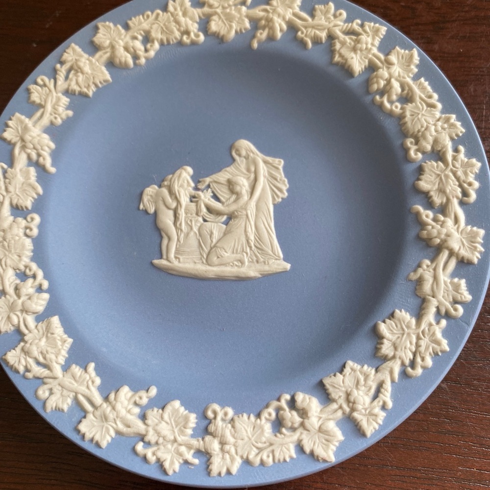 WEDGWOOD BLUE JASPER JASPERWARE DISH CUPID AS ORACLE 1980 SMALL PLATE COMPOTIER
